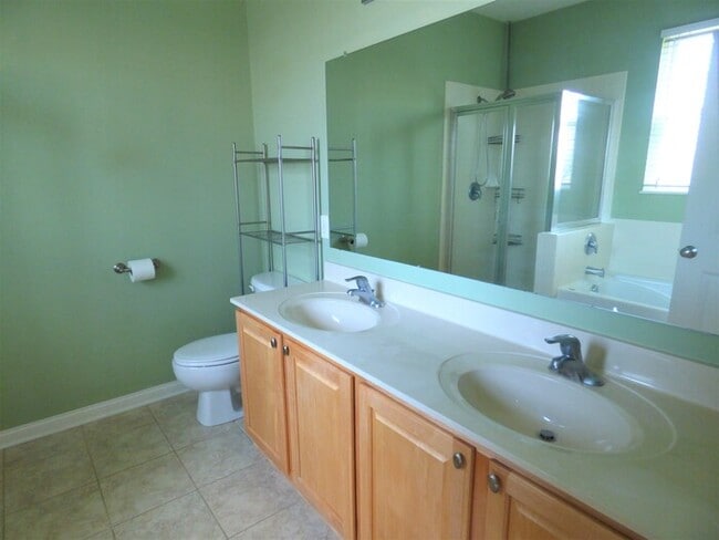 Building Photo - 3 BR 2.5 BA Town Park Condo