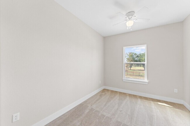Building Photo - Fashionable Home Not Far From Downtown & M...