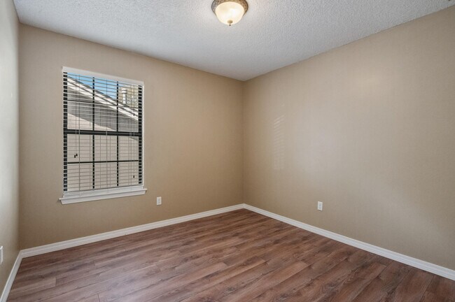 Building Photo - 206 Esmond Ct