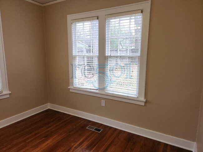 Building Photo - **Lease Pending** Addorable Newly Updated ...