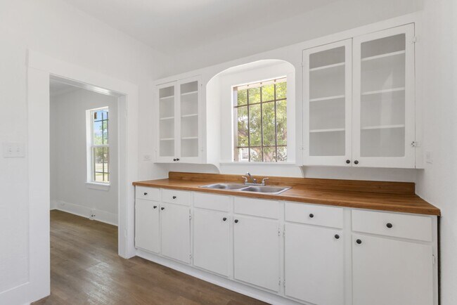 Building Photo - 843 Culebra Rd