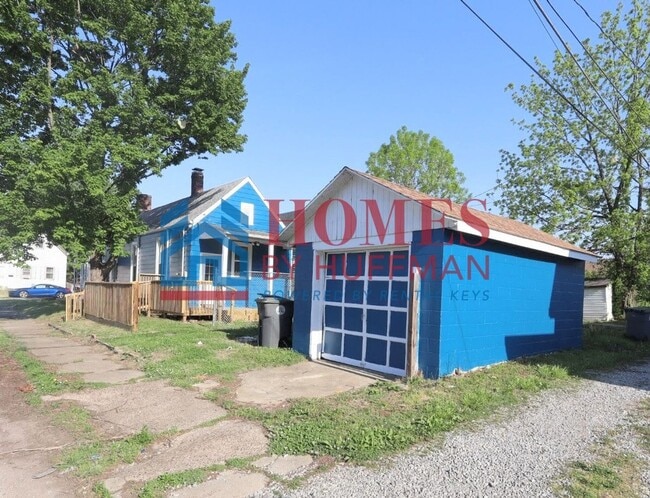 Building Photo - Two Bedroom House | Garage