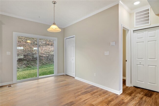 Building Photo - 2858 Canterbury Dr