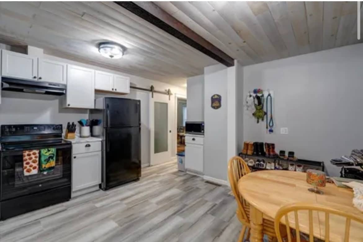 Kitchen - 212 E Howard St