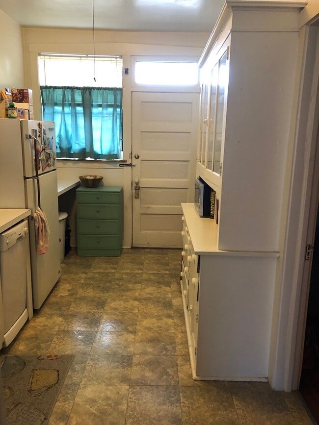 Building Photo - Sun-drenched Roscoe Village with sunny patio and yard