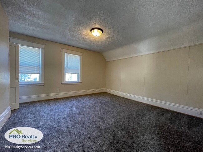 Building Photo - 3 Bedroom Plus Den Home