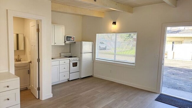 Building Photo - Tacoma/ Parkland Updated Studio