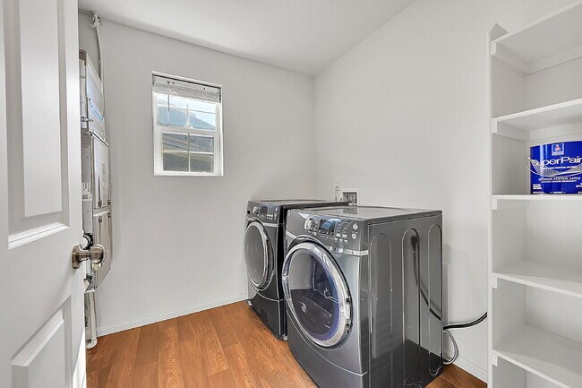 Building Photo - $2,595.00, 2-bed, 2.5-bath located in Aurora.