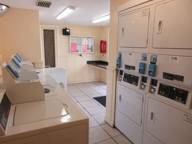 Building Photo - 584 Orange Dr