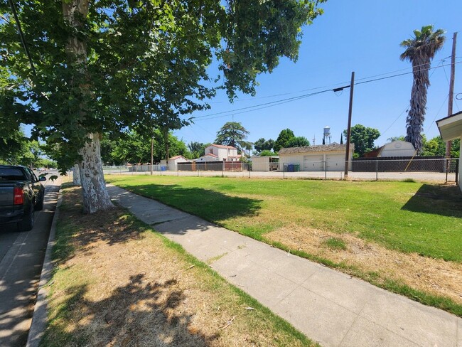 Building Photo - 360 West Ave