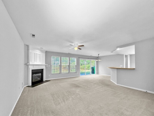 Building Photo - Stunning 4-bedroom, 2.5-bathroom home loca...