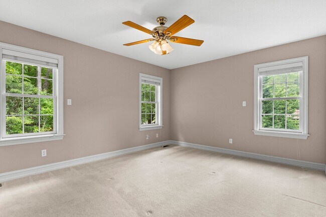 Building Photo - Haw Creek Gem