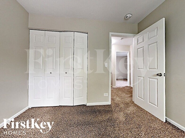 Building Photo - 42 Deerpath Rd