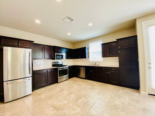 Building Photo - $2,250 DeWolf & Barstow, 3 Bedroom - Joy Dr, Clovis / Community Pool