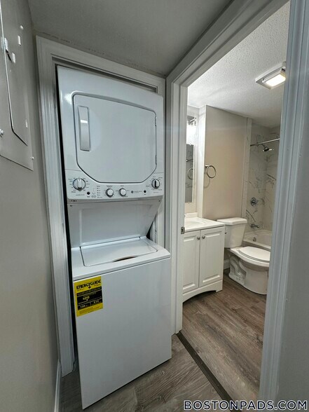 Building Photo - 25 Kenmar Dr