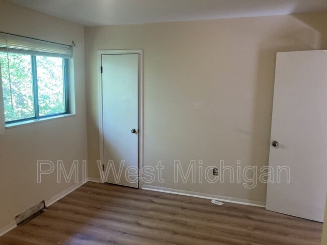 Building Photo - 6059 In the Pines Dr SE