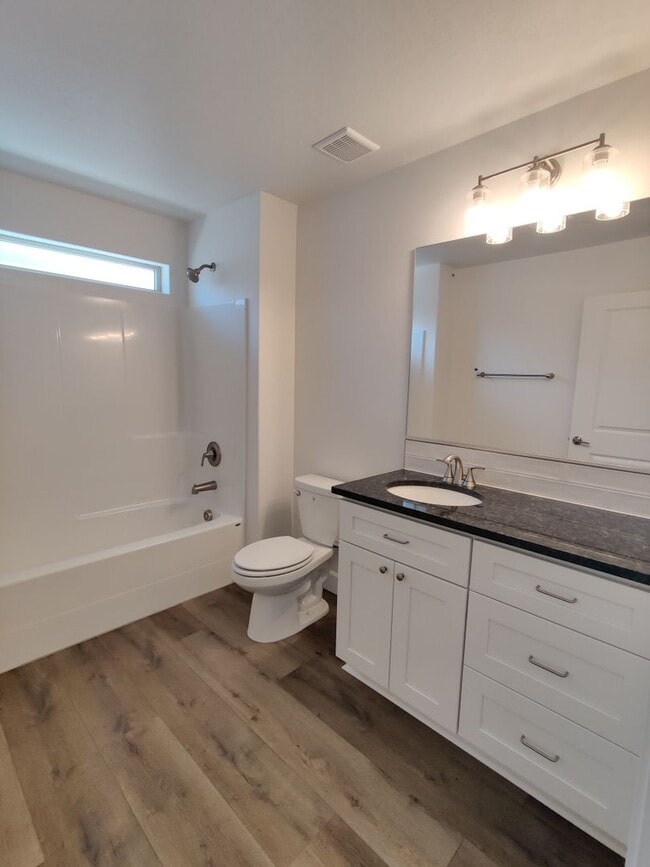 Building Photo - Stunning Newer Build in Benton City