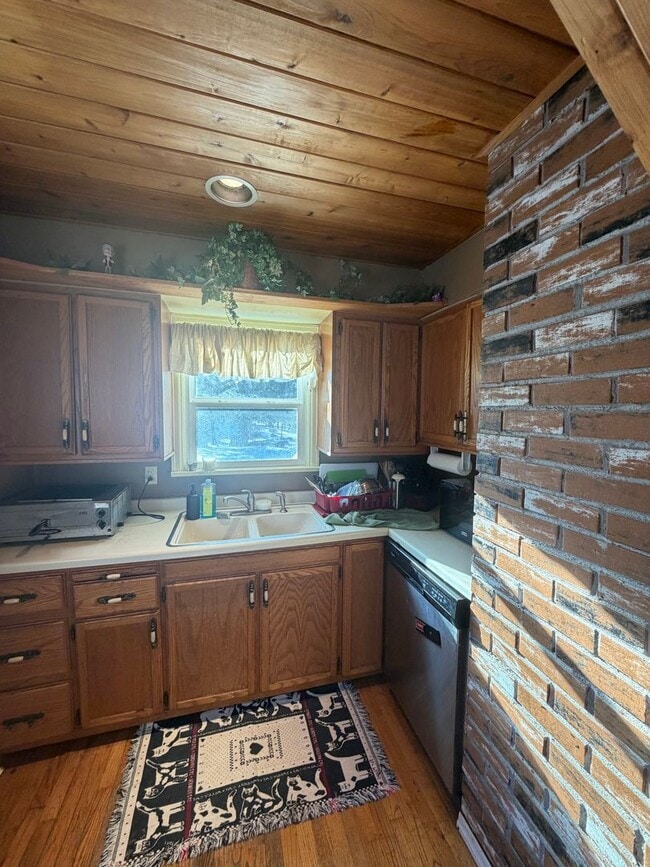 Building Photo - AVAILABLE JUNE -4 Bed, 2 Bath Home with Garage!