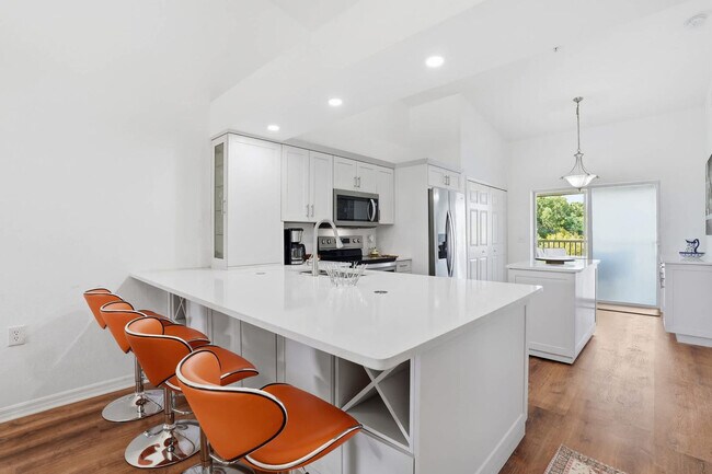 Building Photo - 4945 Cougar Ct S