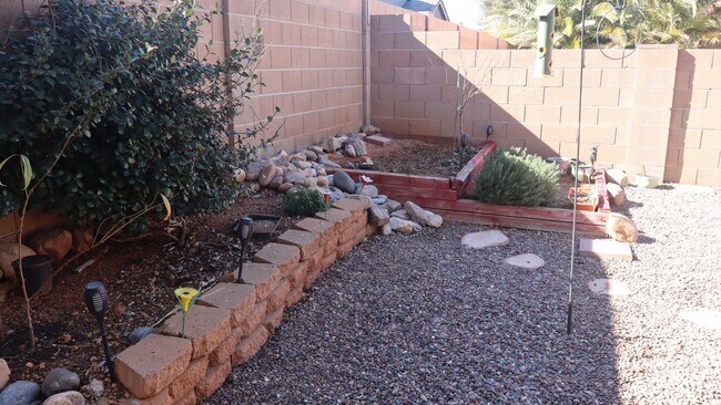 Building Photo - Furnished 3 Bedroom home