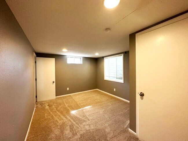 Building Photo - ESTABLISHED NEIGHBORHOOD!!  4 Bedroom, 2 Bath Home in Ankeny