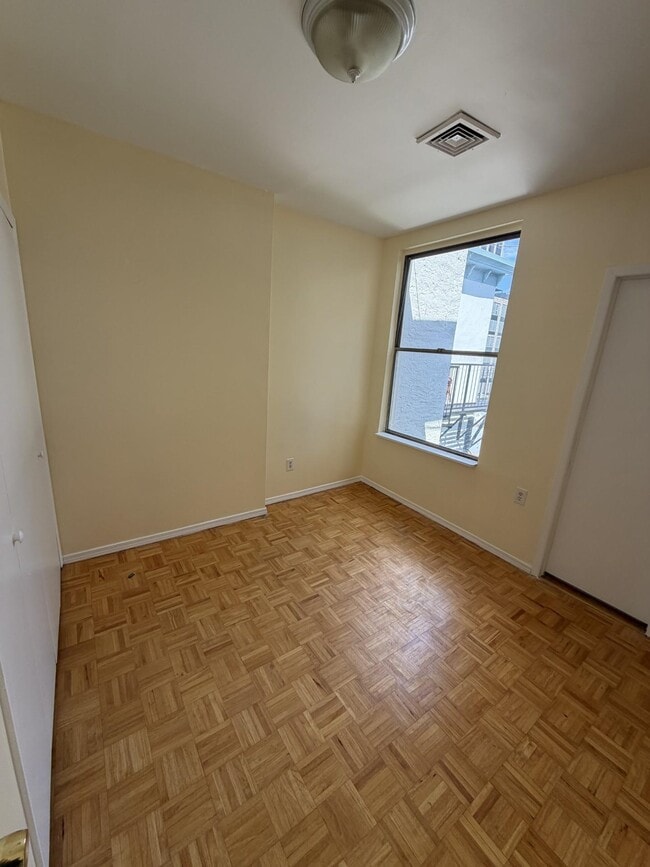 Building Photo - 348 Grove St