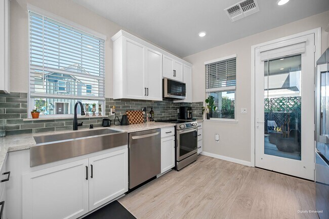 Building Photo - Beautiful 3 Bedroom Home with Updated Finishes & 2-Car Garage!