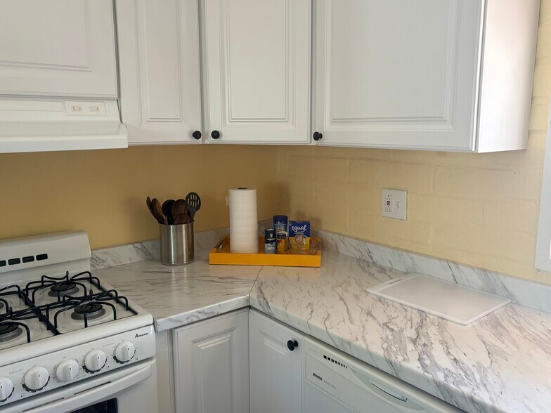 Building Photo - 484 S La Canada Dr