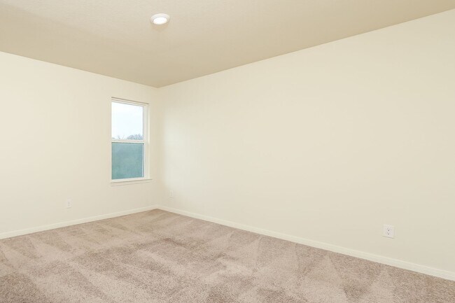 Building Photo - 3 Bedroom Ready for Immediate Move In!