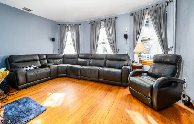 Living room - 313 E 17th St