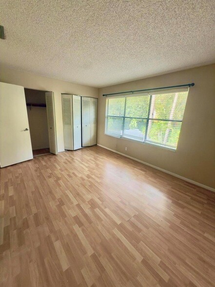 Building Photo - 799 Hill Dr