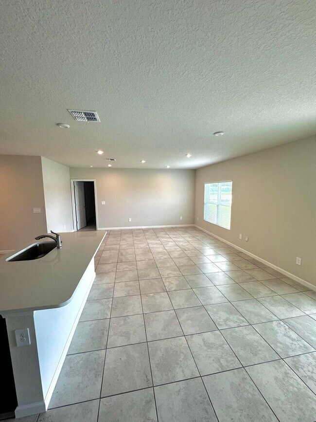 Building Photo - 461 Cherimoya St