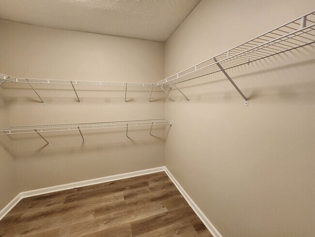 Building Photo - 4 Bedroom Large Backyard