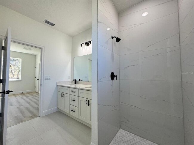 Building Photo - 7185 N Tallwood Dr