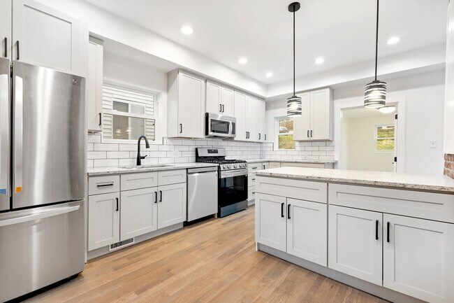 Building Photo - Beautifully Renovated 3 Bed/2.5 Bath Home in Mt Washington - Convenient Location