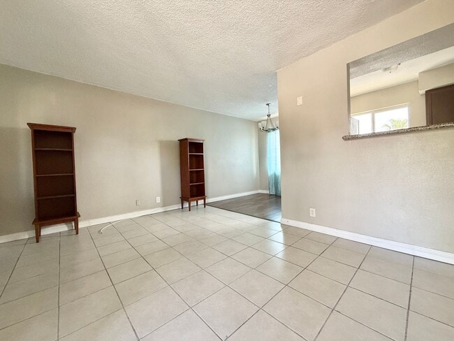 Building Photo - Charming 2-Bed Apartment – Well-Maintained...