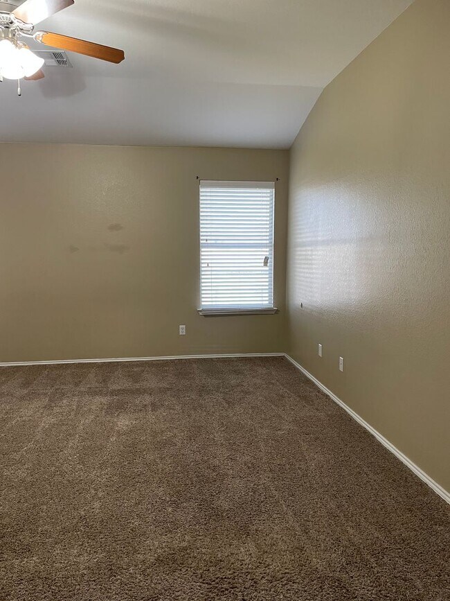 Building Photo - Available Now! Spacious & Well-Maintained ...