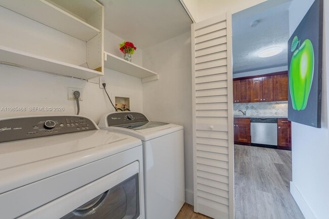 Building Photo - 1960 Bayberry Dr