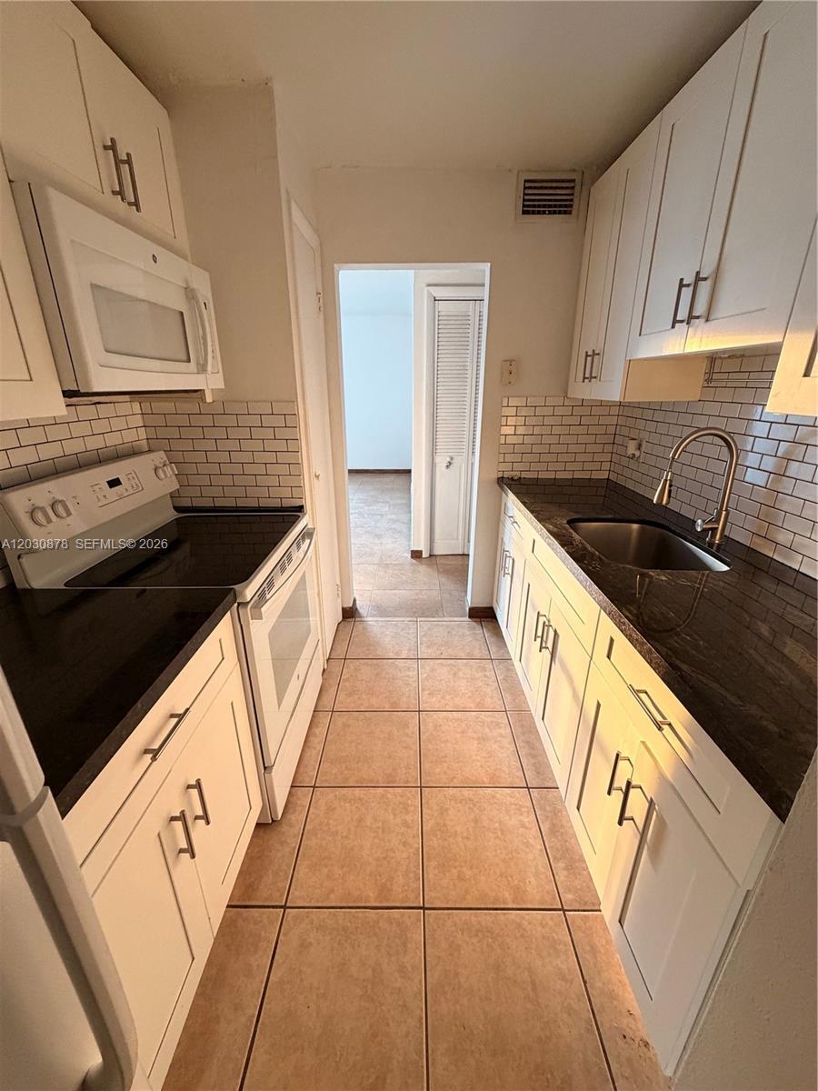 Building Photo - 7250 SW 94th Pl