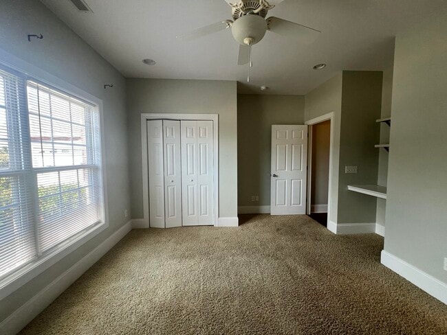 Building Photo - 2105 Harborview Dr
