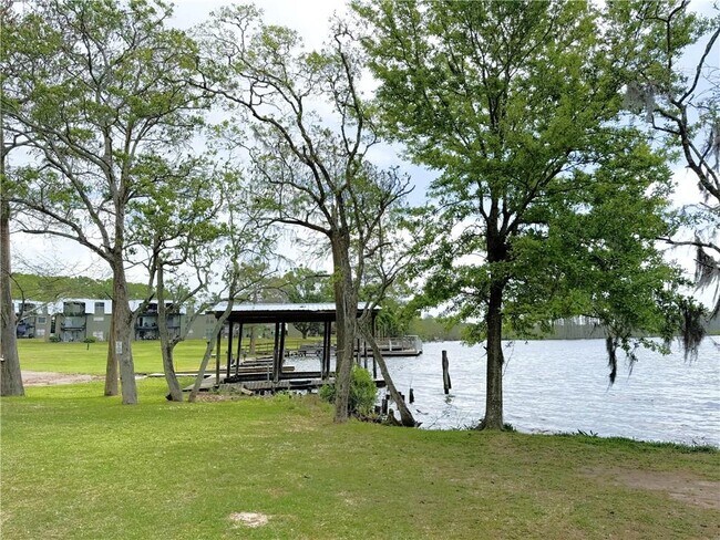 Building Photo - 207 Riverbend Dr