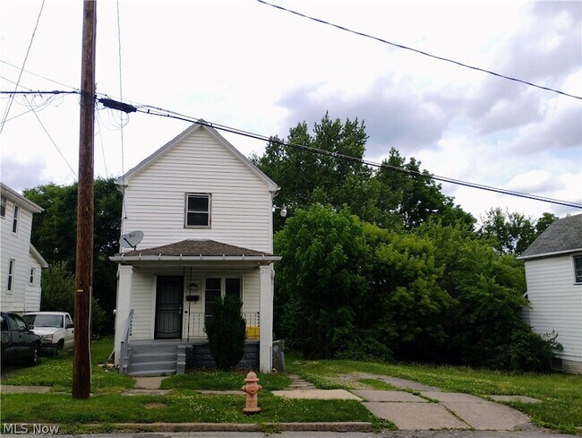 Building Photo - 1514 Manhattan Ave