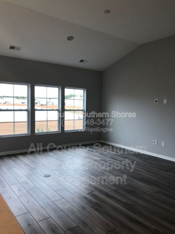 Building Photo - 877 Devon Estate Ave