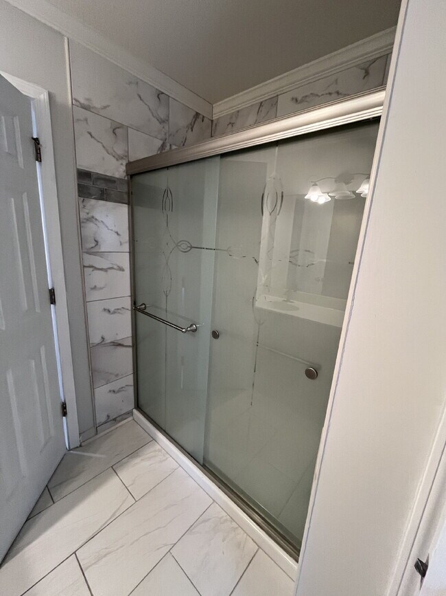 Building Photo - "Chic & Cozy: Modern 2-Bed Townhouse with Marble Accents in Greensboro!"