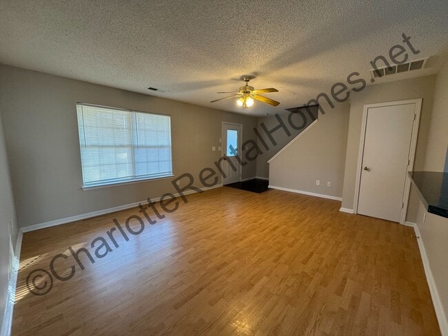 Building Photo - Nice single family home with 3 bedrooms and 2.5 bathrooms