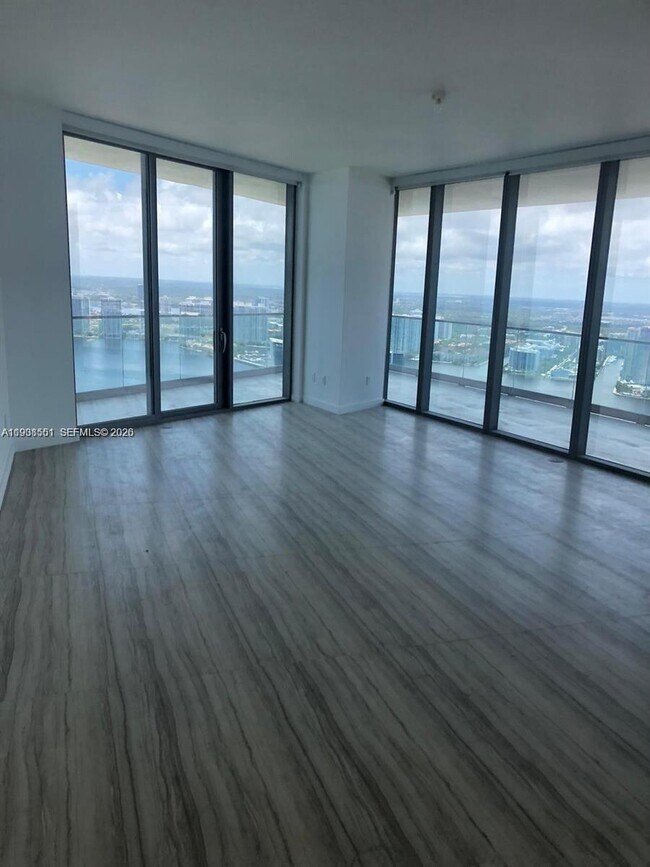 Building Photo - 18975 Collins Ave