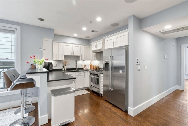 Building Photo - 12 Mohawk St