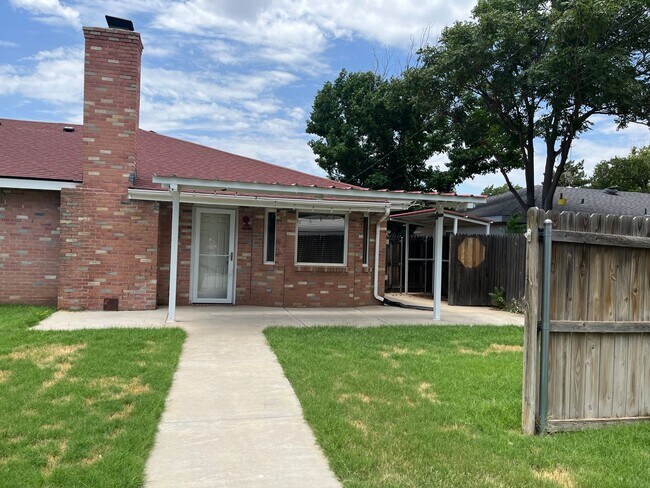 Building Photo - Located close to Bonham Middle School 3/2/2