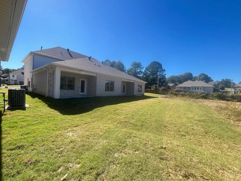 Building Photo - 4812 Old Oak Dr