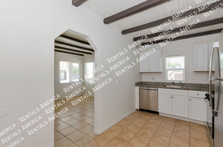 Building Photo - 3048 N Sparkman Blvd